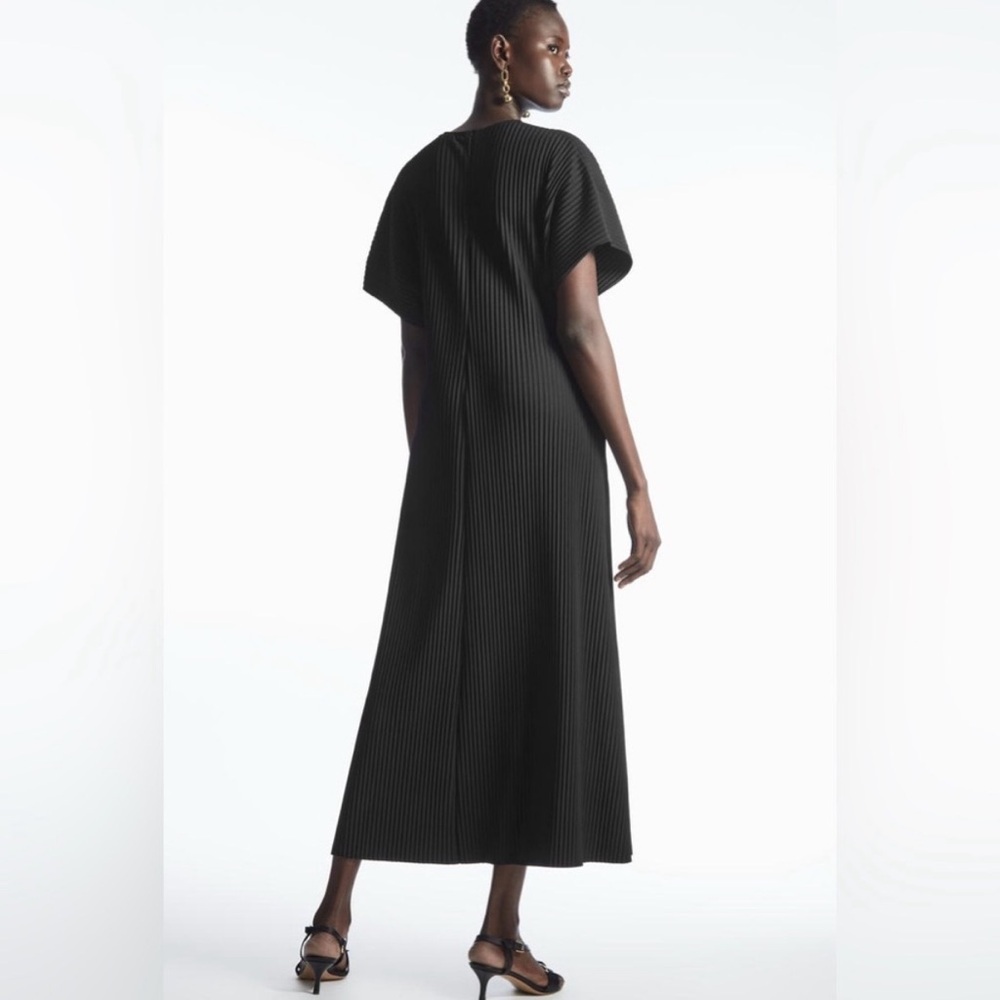 Elegant Black Ribbed Maxi Dress